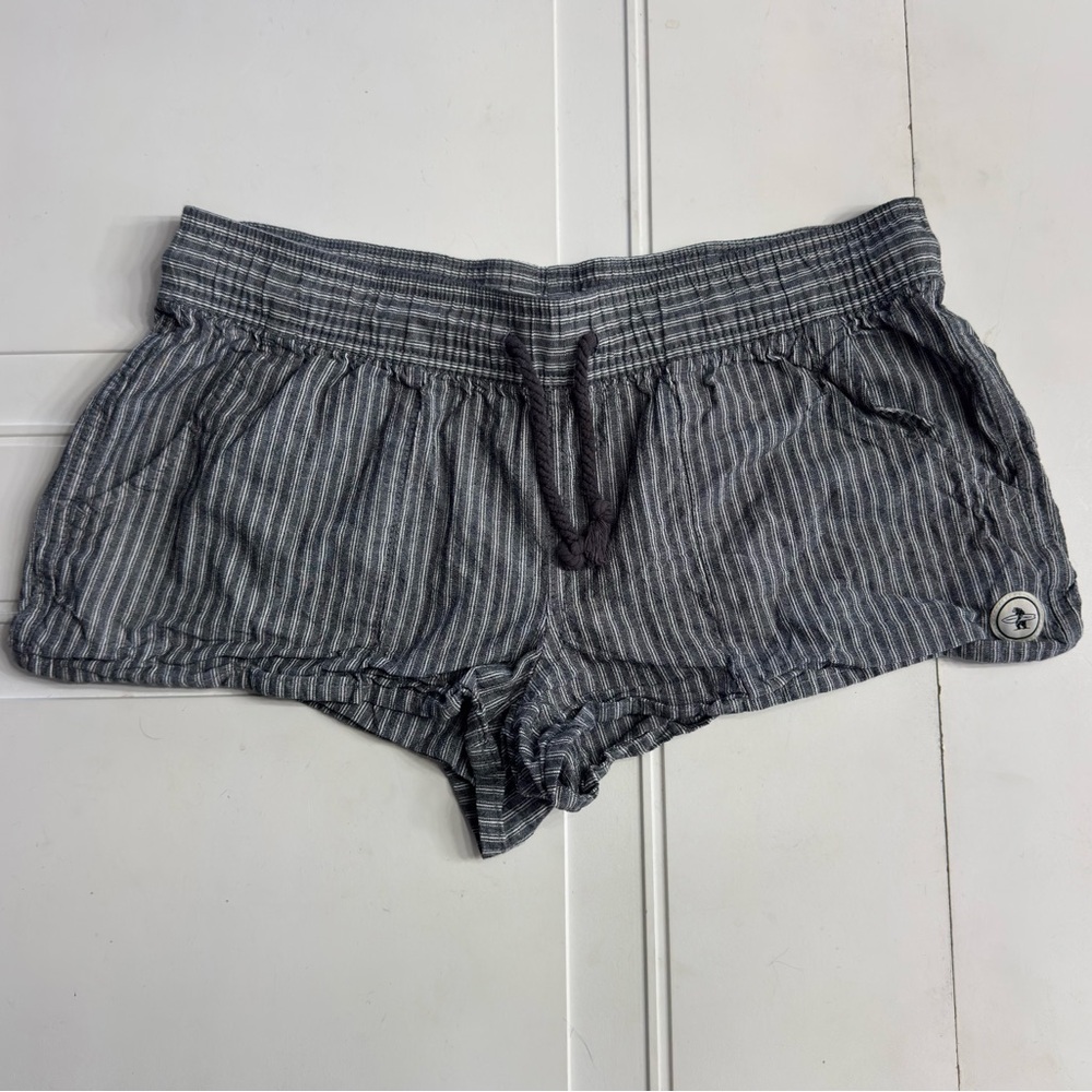 Everyday California Performance Apparel Woman’s Sz XL Gray Striped Short Shorts